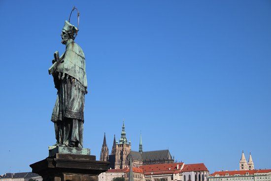 Johannes-Nepomuk-Statue auf der Karlsbrücke